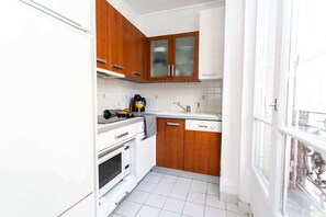 Kjøleskap, mikrobølgeovn, kokeplater og oppvaskmaskin