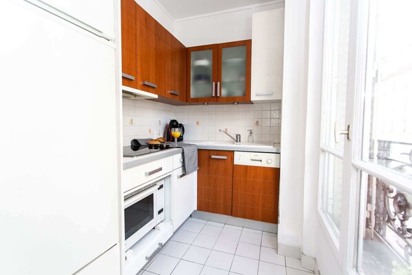 Fridge, microwave, stovetop, dishwasher