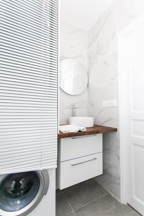 Douche, sèche-cheveux, serviettes fournies