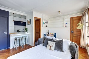 1 bedroom, desk, iron/ironing board, travel cot - Spacious 1BR next to Places des Vosges - Marais (Paris)