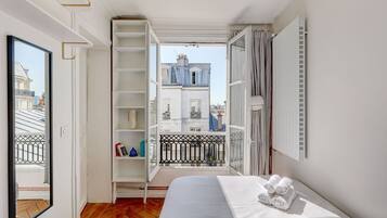 1 makuuhuone, työpöytä, silitysrauta/-lauta, vauvan matkasänky