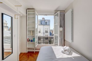 1 soverom, skrivebord, strykejern/-brett og reiseseng for barn