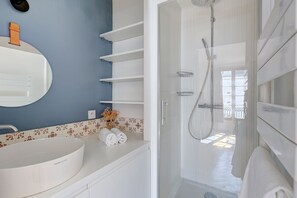 Shower, hair dryer, towels