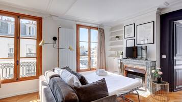 1 slaapkamer, een bureau, een strijkplank/strijkijzer, reisbedje