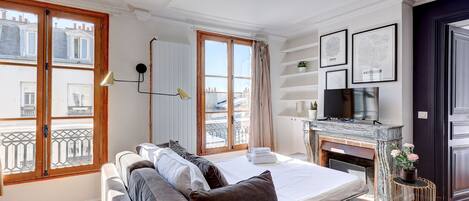 1 makuuhuone, työpöytä, silitysrauta/-lauta, vauvan matkasänky