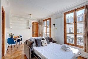 1 Schlafzimmer, Schreibtisch, Bügeleisen/Bügelbrett, Reisekinderbett