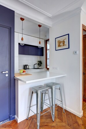 Kjøleskap, ovn, kokeplater og oppvaskmaskin