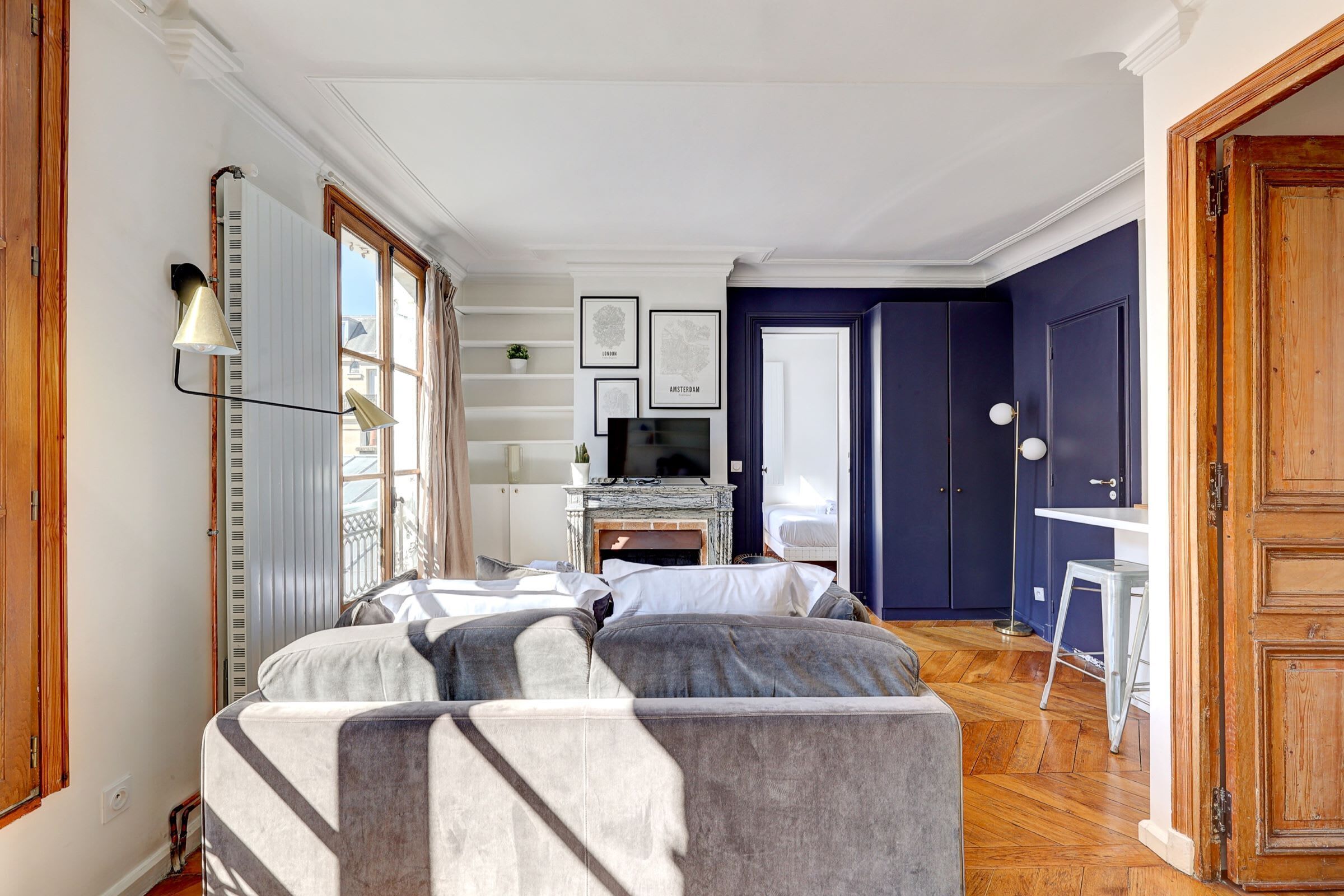 1 dormitorio, escritorio, tabla de planchar con plancha y cuna de viaje