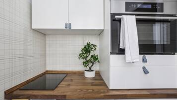 Een koelkast, een microgolfoven, een oven, een kookplaat