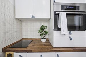 Fridge, microwave, oven, stovetop - Cozy 1BR near Eiffel Tower - Trocadero (Paris)