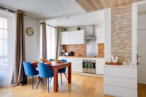 Frigorífic, microones, forn i placa de cuina