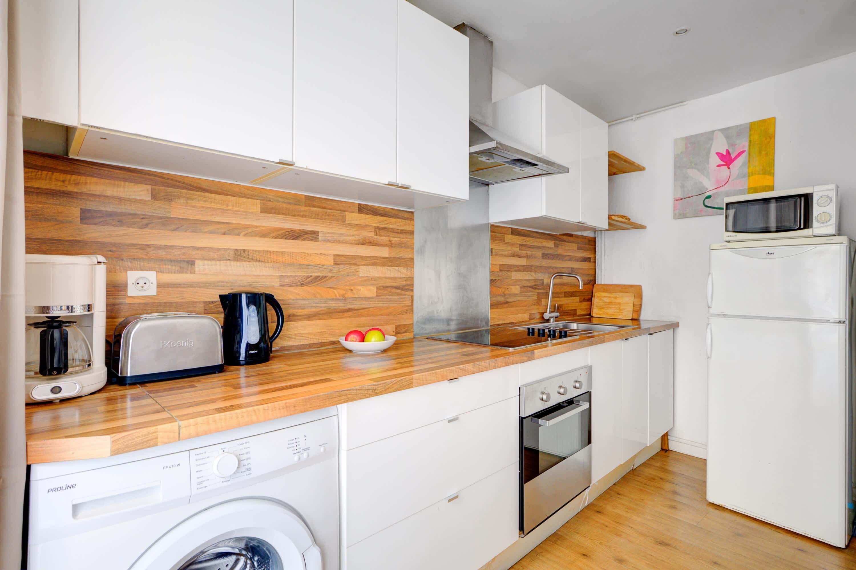 Frigorífico, microondas, horno y placa de cocina