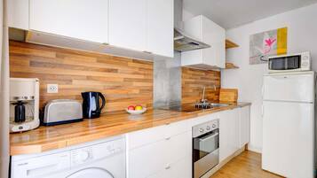 KĂŒhlschrank, Mikrowelle, Ofen, Herdplatte