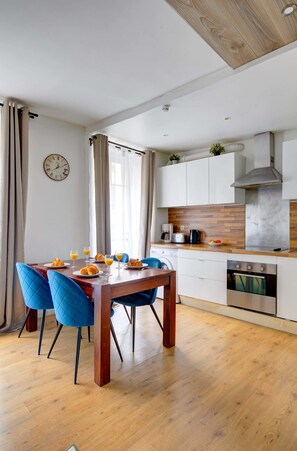 Dining - In the Heart of Paris Next To Rue Cler - Calm 1BR (Paris)
