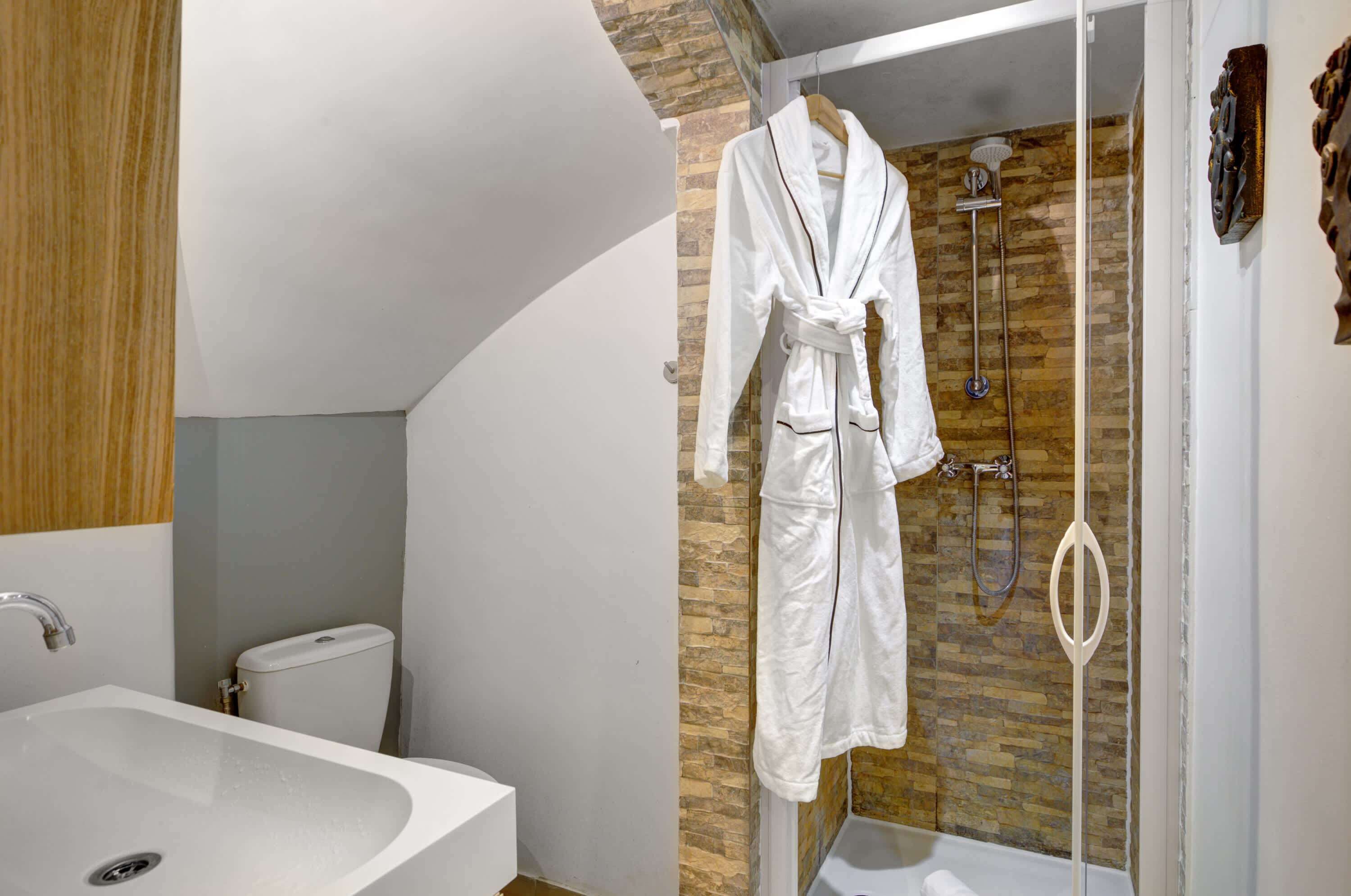 Dusj, hårføner, håndklær og såpe