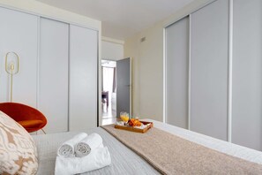 1 soverom, skrivebord, strykejern/-brett og reiseseng for barn