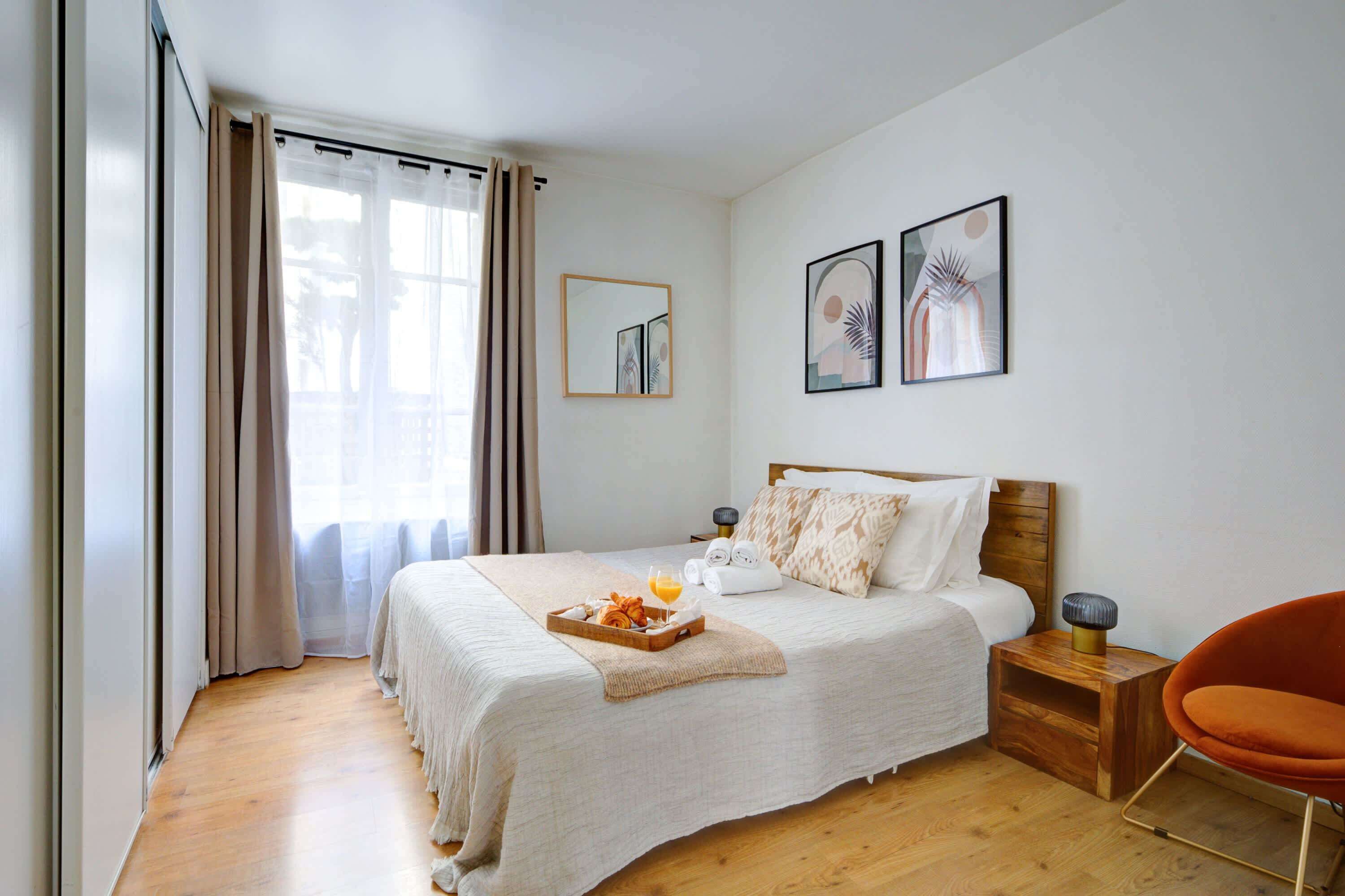 1 soverom, skrivebord, strykejern/-brett og reiseseng for barn