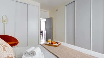 1 chambre, bureau, fer et planche à repasser, lit parapluie