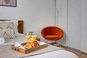 1 bedroom, desk, iron/ironing board, free WiFi - In the Heart of Paris Next To Rue Cler - Calm 1BR (Paris)