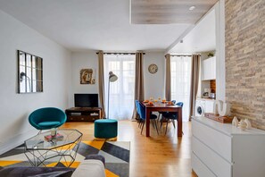 Smart TV, offices - In the Heart of Paris Next To Rue Cler - Calm 1BR (Paris)
