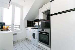 Ofen, Herdplatte, Wasserkocher mit Kaffee-/Teezubehör, Toaster