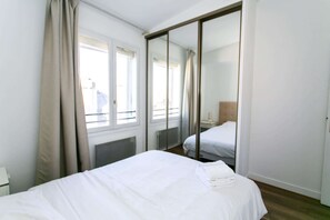 1 Schlafzimmer, Schreibtisch, Bügeleisen/Bügelbrett, Reisekinderbett