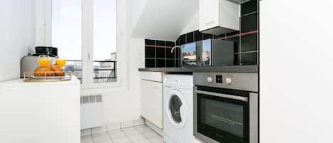 Oven, stovetop, coffee/tea maker, toaster