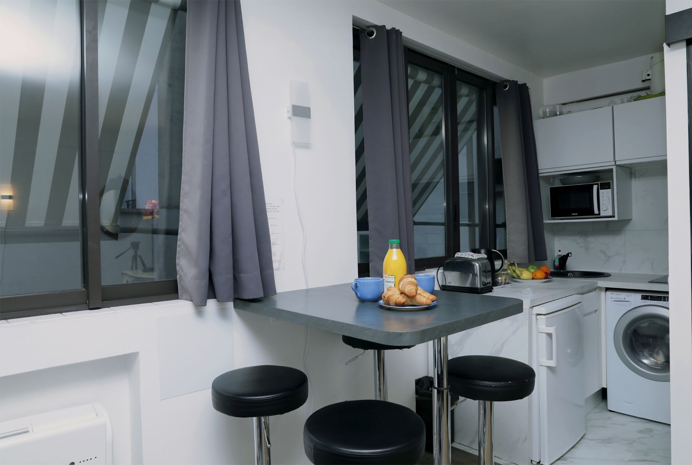 Jääkaappi, mikroaaltouuni, uuni, liesi