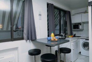 Kylskåp, mikrovågsugn, ugn och spishäll