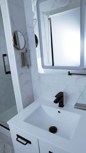 Shower, hair dryer, towels, shampoo - Quiet Studio Near Trocadero and the Eiffel Tower (Paris)