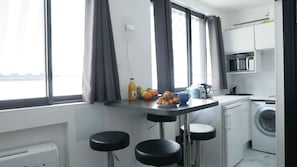 Réfrigérateur, micro-ondes, four, plaque de cuisson