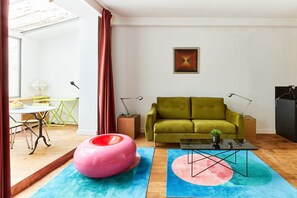 TV, offices - Cozy Studio in the Heart of Montorgueil (Paris)