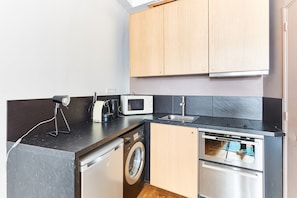 Refrigerador, microondas, horno, placa de cocina
