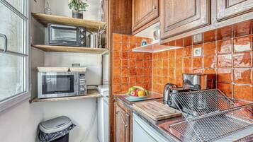 Frigorífico, microondas, horno y placa de cocina