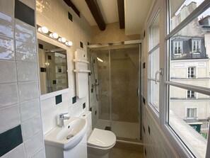 Douche, séchoir à cheveux, serviettes fournies