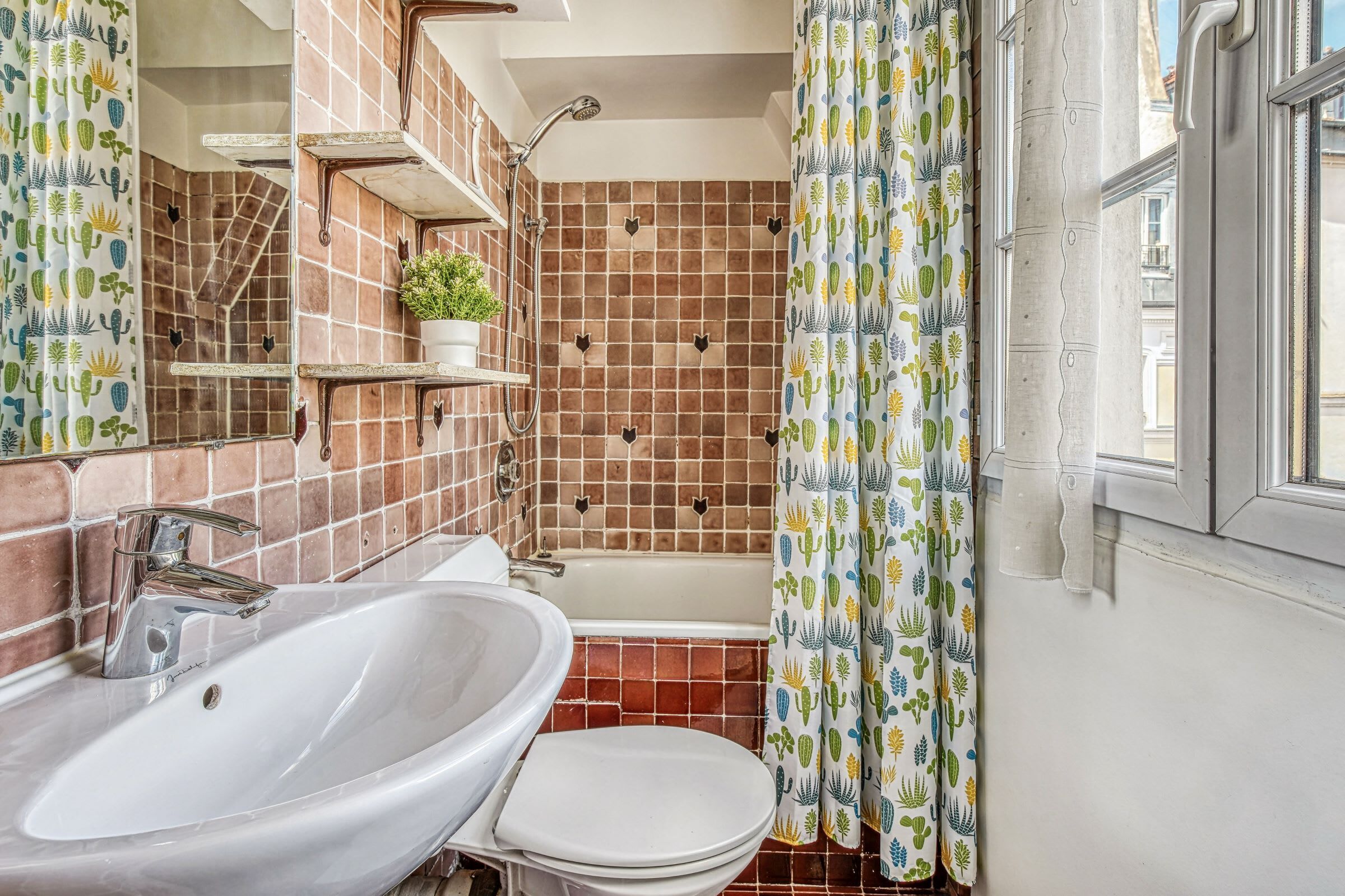 Dusj, hårføner, håndklær og såpe