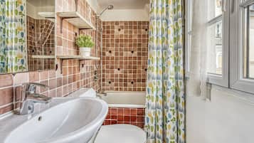 Dusj, hårføner, håndklær og såpe