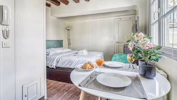 Bureau, fer et planche Ă repasser, lit parapluie, Wi-Fi gratuit