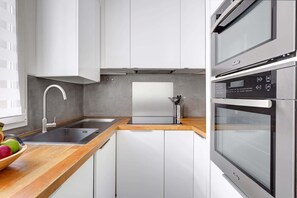 Réfrigérateur, micro-ondes, four, plaque de cuisson