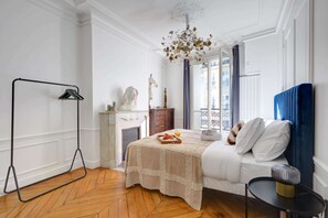2 bedrooms, desk, iron/ironing board, free WiFi - Stylish 2BR Steps from Louvre - Place Vendome (Paris)