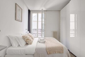 2 bedrooms, desk, iron/ironing board, free WiFi - Stylish 2BR Steps from Louvre - Place Vendome (Paris)