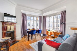 TV, offices - Stylish 2BR Steps from Louvre - Place Vendome (Paris)