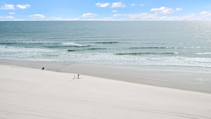A beach with a clear sky and calm sea. - Beachfront-Pool-Balcony-Wonderful View (Gulf Shores)