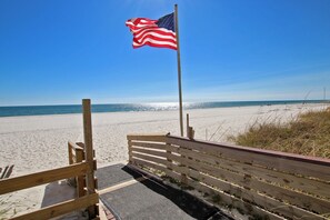 On the beach - Beachfront-Pool-Balcony-Wonderful View (Gulf Shores)