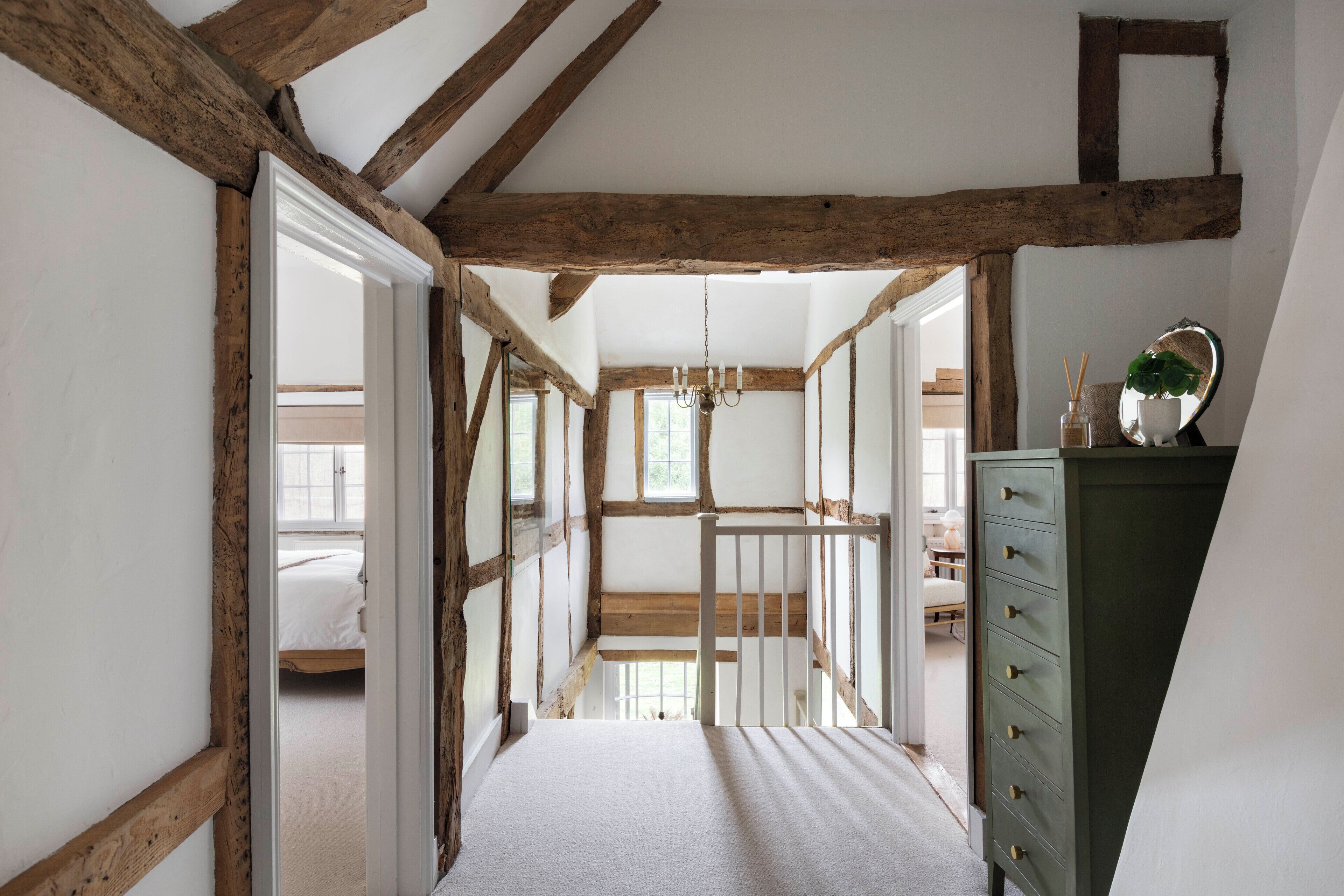 6 habitaciones, tabla de planchar con plancha y cuna de viaje 