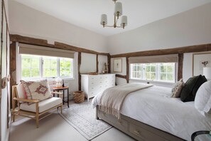 6 dormitoris, planxa i posts de planxar i un bressol de viatge 