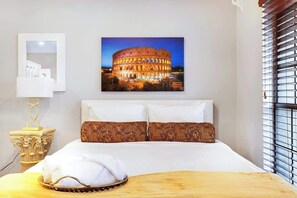 5 slaapkamers, een bureau, een strijkplank/strijkijzer, reisbedje