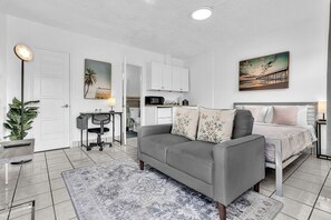 Desk, iron/ironing board, travel cot, free WiFi - Executive Studio @ Hollywood Blvd & Near Beach (Hollywood)