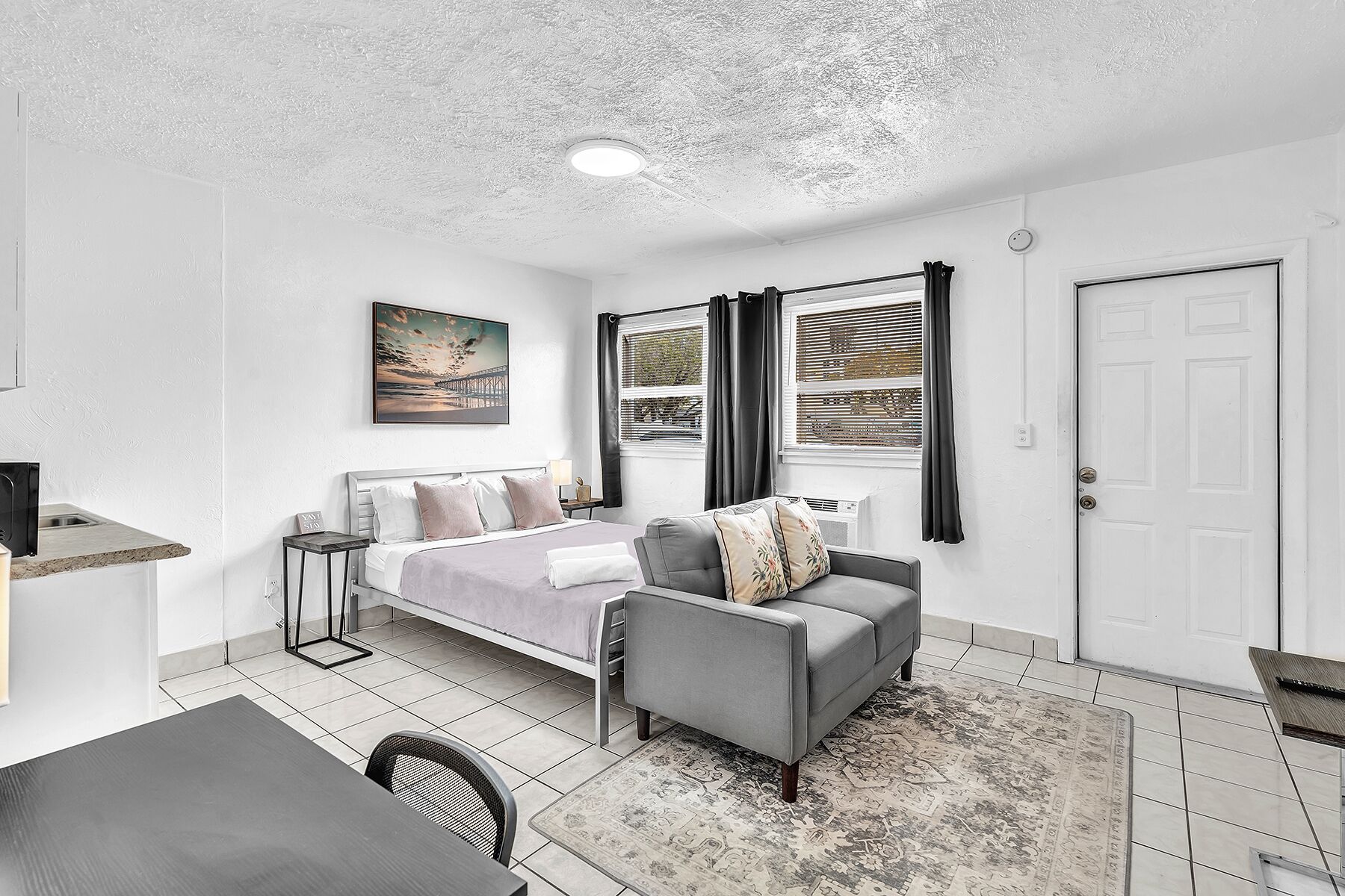 Escritorio, tabla de planchar con plancha, cuna de viaje y wifi gratis