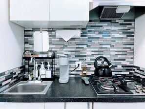 Fridge, microwave, stovetop, coffee/tea maker - Redwood Nook - 8 min walk to redwood state park (Felton)